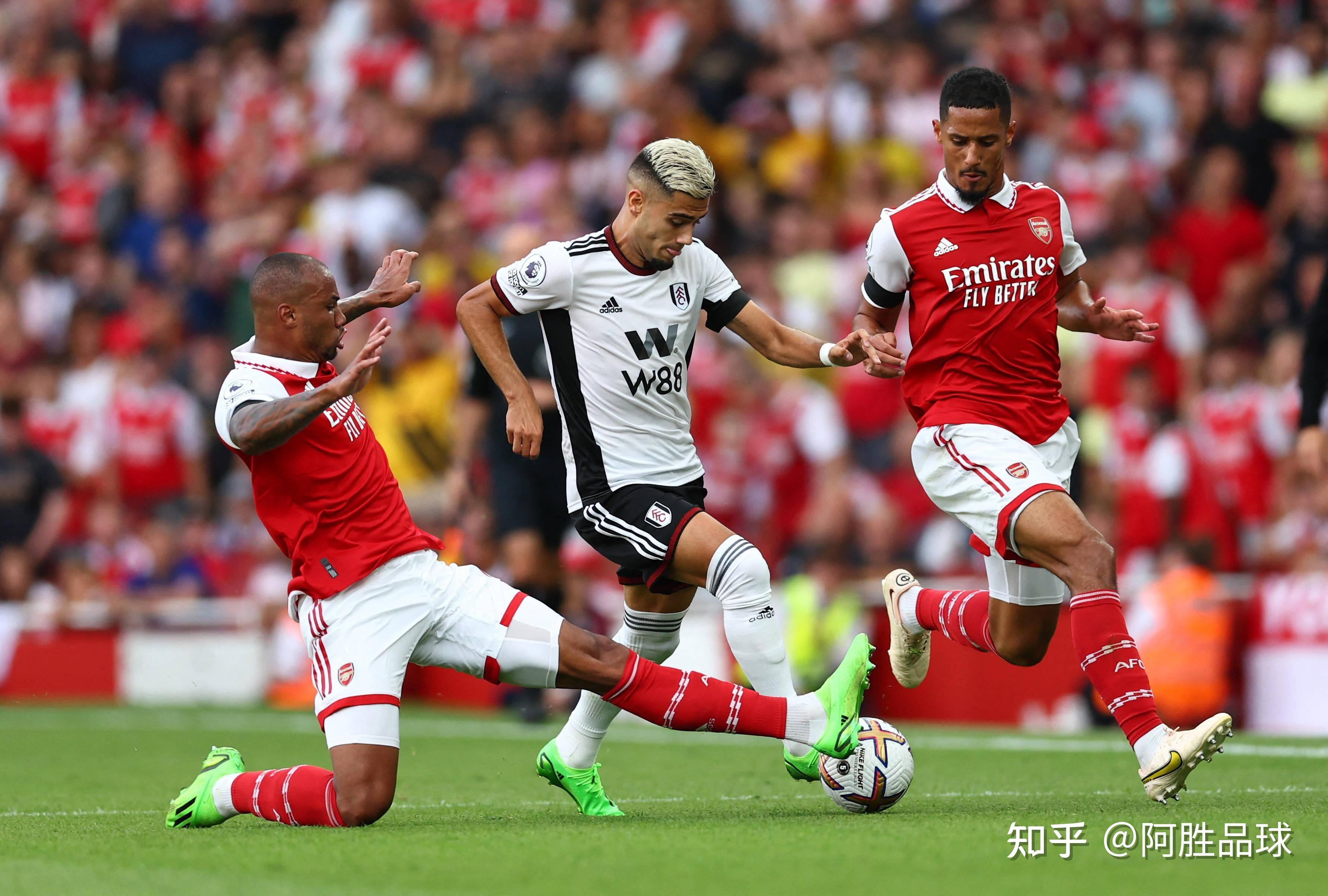 加时末段突围战来临；阿森纳围绕欧冠战术微调；震撼外界；训练强度明显提升(篮球战术跑位图)