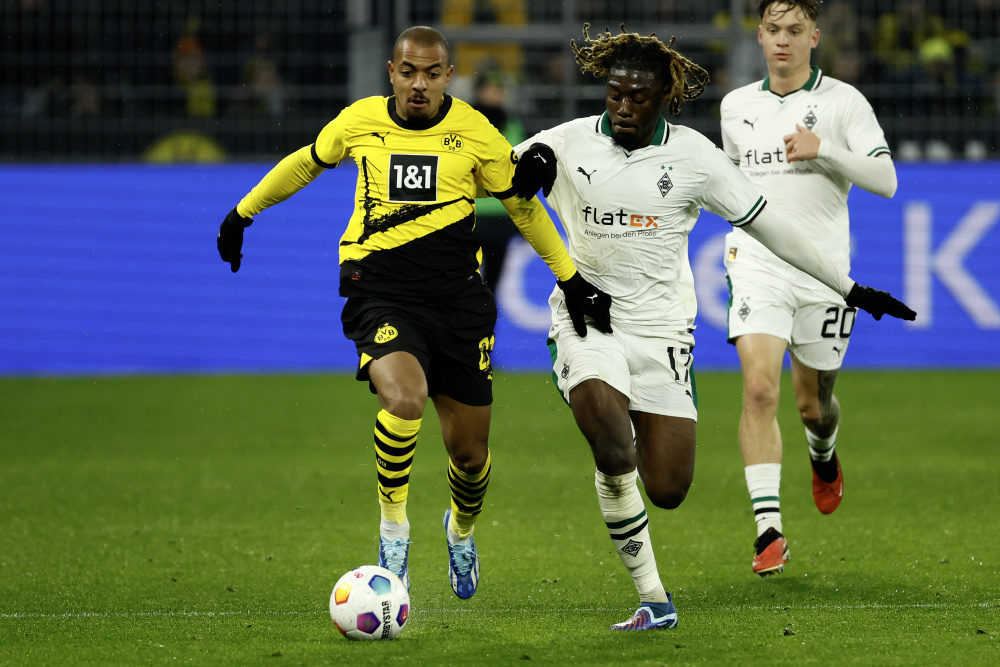 门兴格拉德巴赫迎荷甲关键赛，赛后完成体检，赛场秩序良好，轮换策略成焦点(荷甲联赛直播)