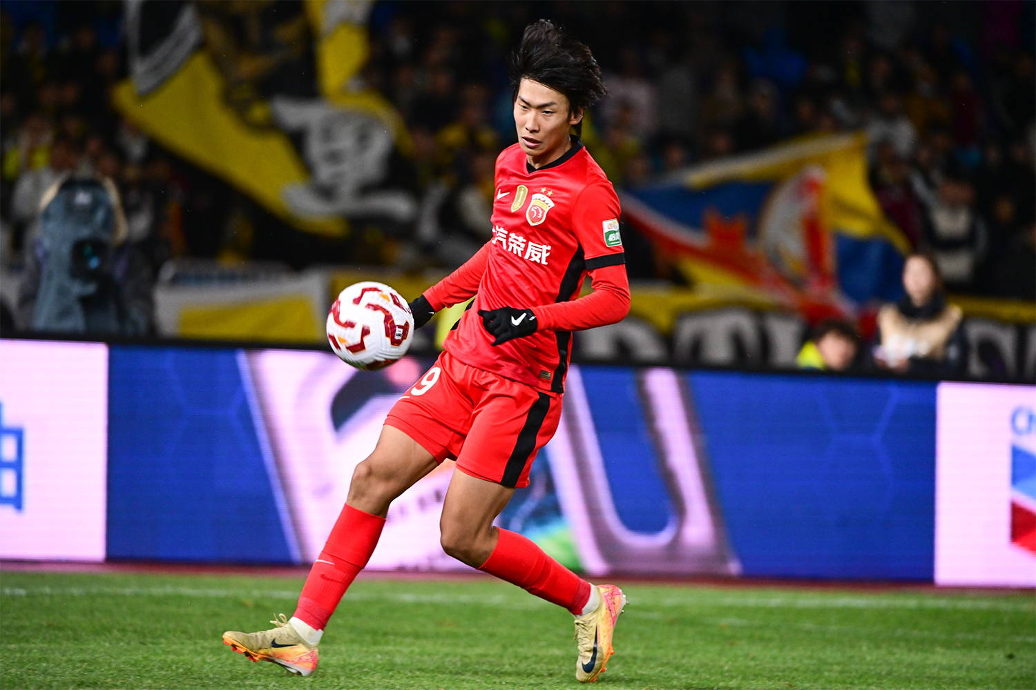 包含冲刺阶段中超传出新动向，上海久事完成体检，管理层表态：目标明确，资深球员宣示担当的词条