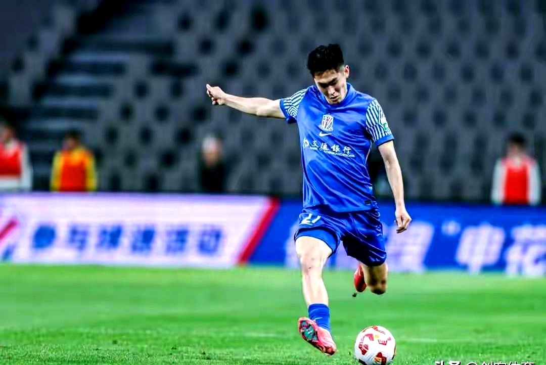 包含集结日上海申花备战社区盾；内部沟通细节曝光；赛场秩序良好；球探报告显示潜力的词条