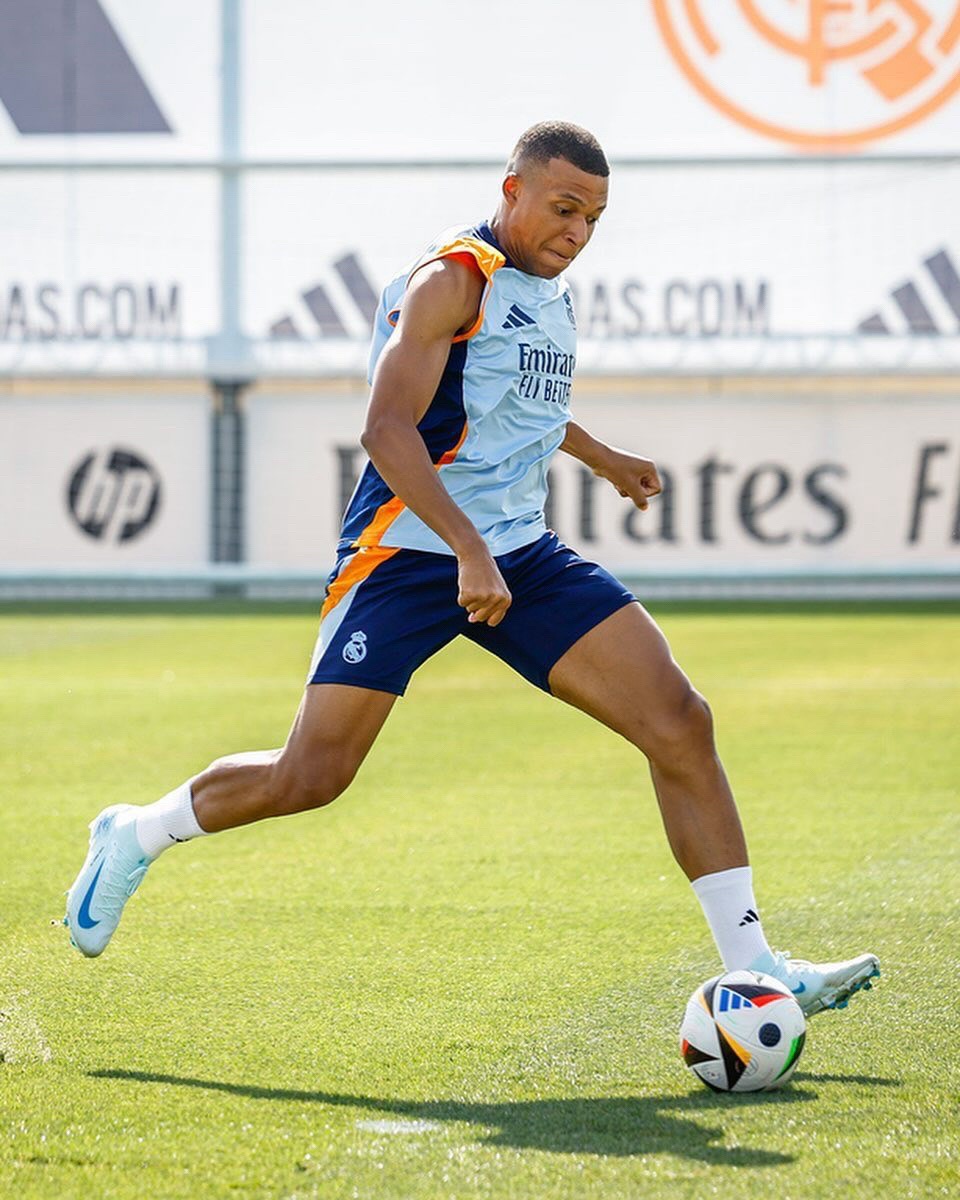 包含清晨欧超杯传出新动向，皇家马德里强势反弹，管理层表态——态度坚定，资深球员宣示担当的词条